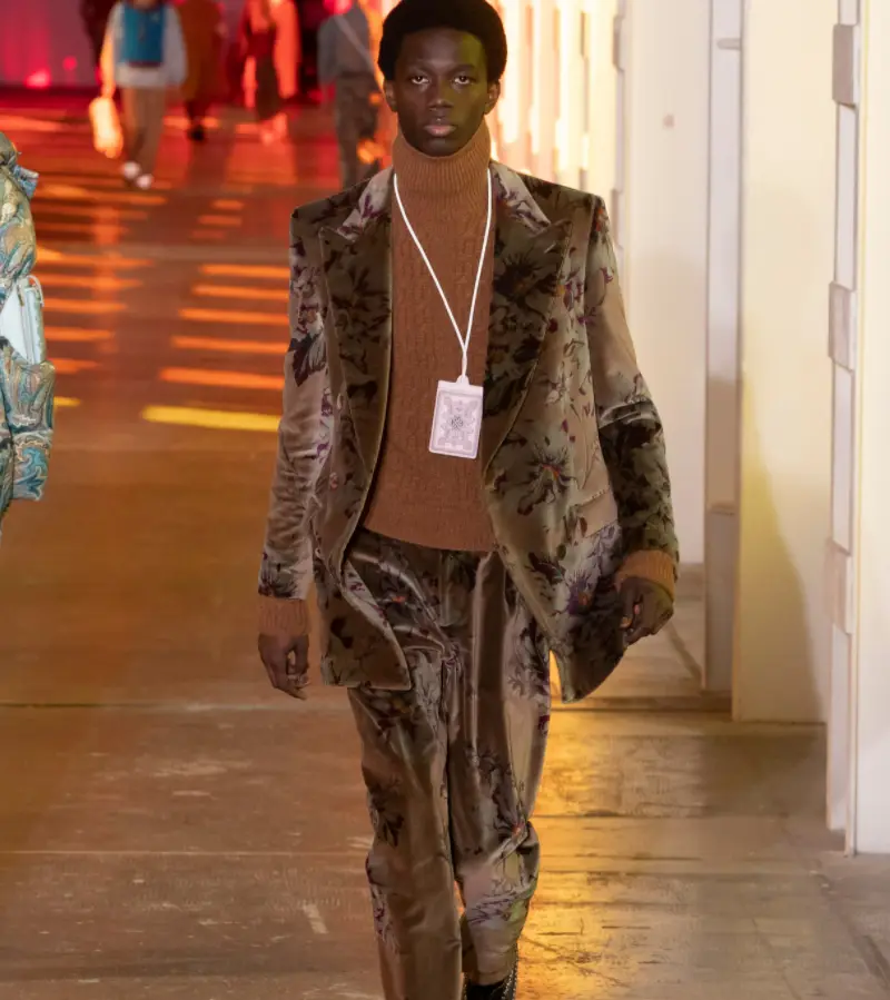 Look Etro terno e blusa marrom