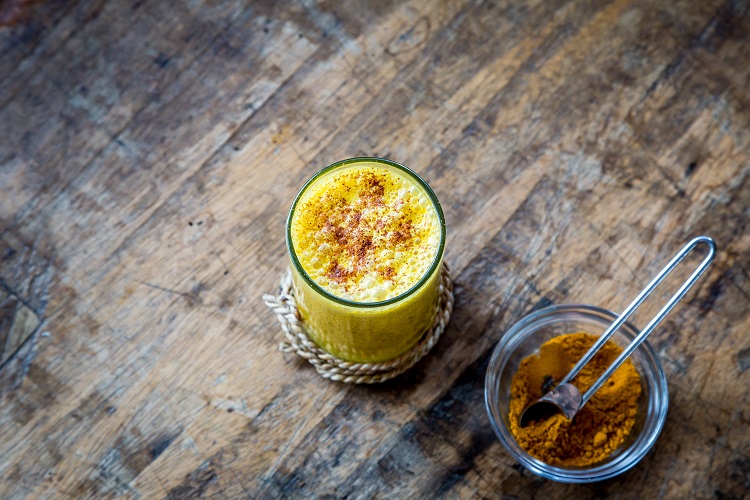 Foto de chá de açafrão com leite de coco