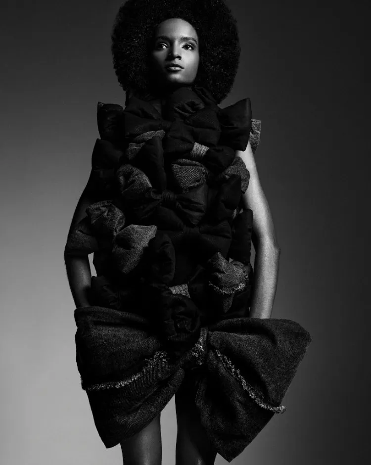 Foto de modelo usando vestido preto com laços no desfile de Sou de Algodão durante o SPFW N60