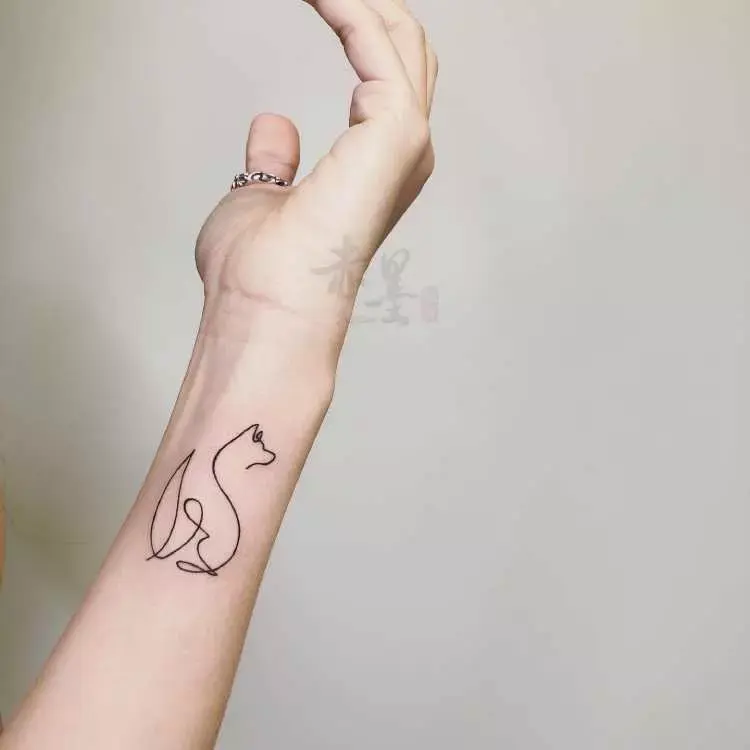tatuagem de lobo em uma linha na lateral do pulso
