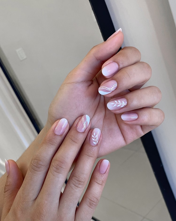 Unhas em gel com desenhos branco e dourado (tamanho: curtoi. Formato: amendoada) 