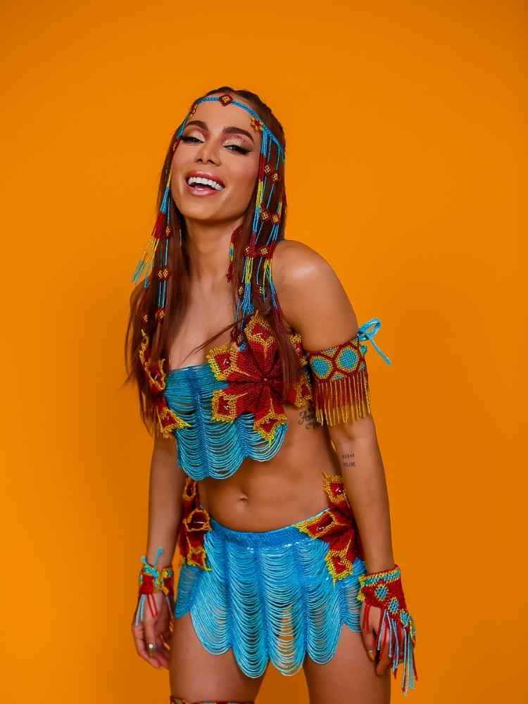 Anitta fantasiada de Cabocla Jurema para o seu Carnaval em Recife.