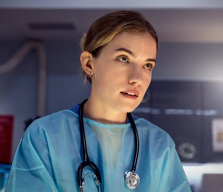 Personagem da série PULSO, da Netflix. Ela é médica e usa um estetoscópio no pescoço.