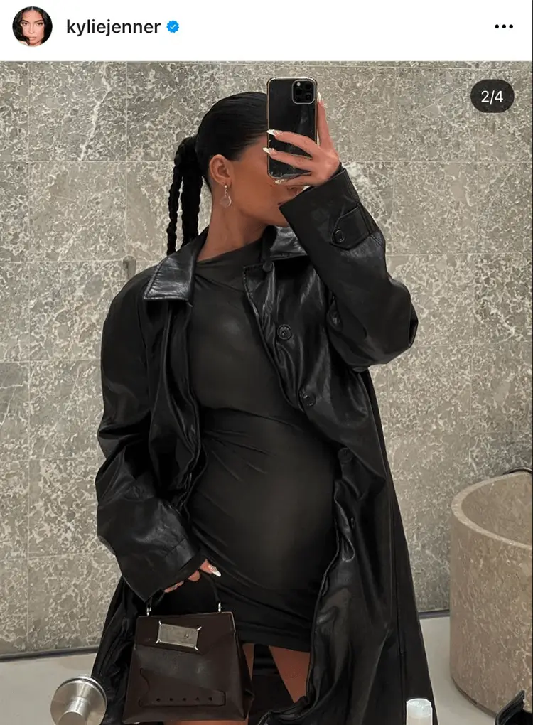Kylie Jenner usando casaco de couro