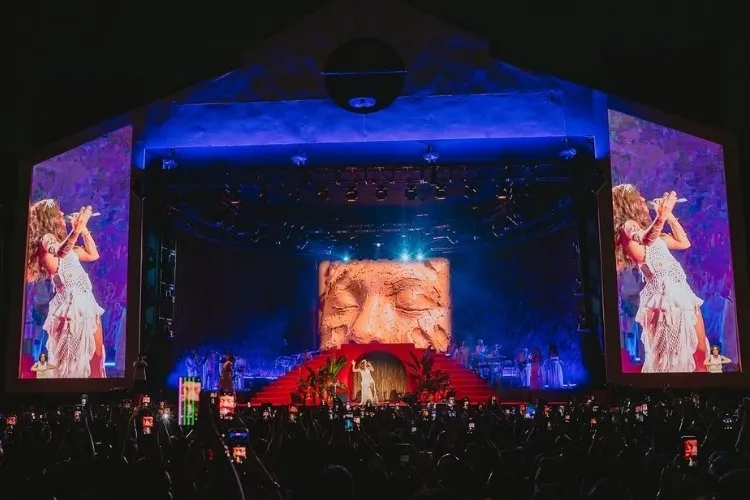 Cantora Anitta no palco durante a turnê da era Equilibrium