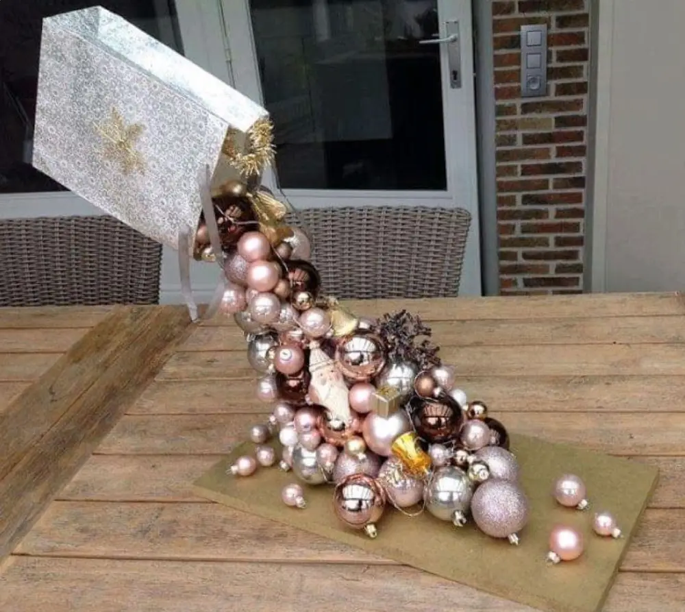 bolas de natal fixas caindo sobre a mesa