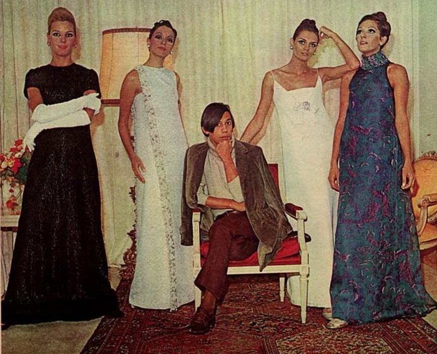 Clodovil Hernandes entre modelos. Revista Manchete, 1967, edição 794. 