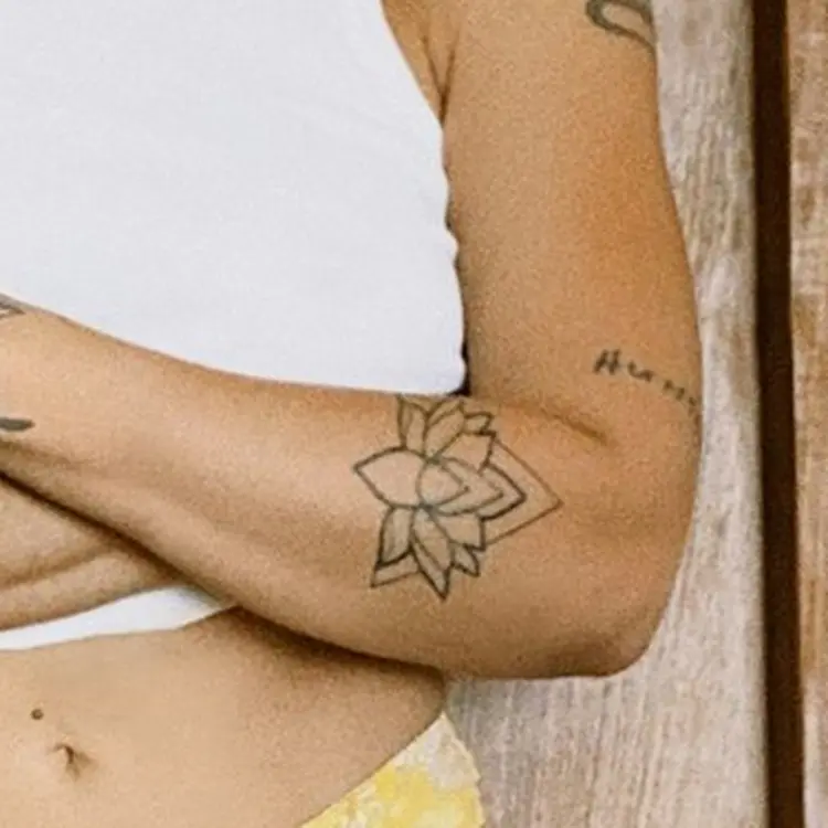 Foto da tattoo de flor de lótus da Cleo Pires.