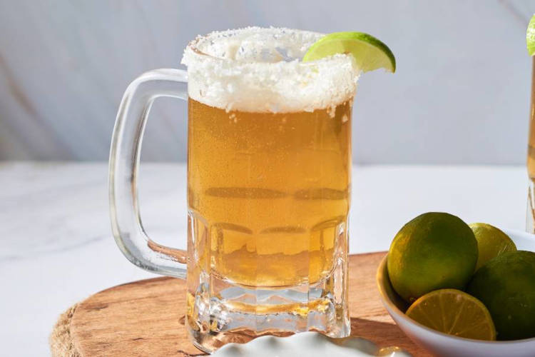 Caneca com cerveja, sal e limão.