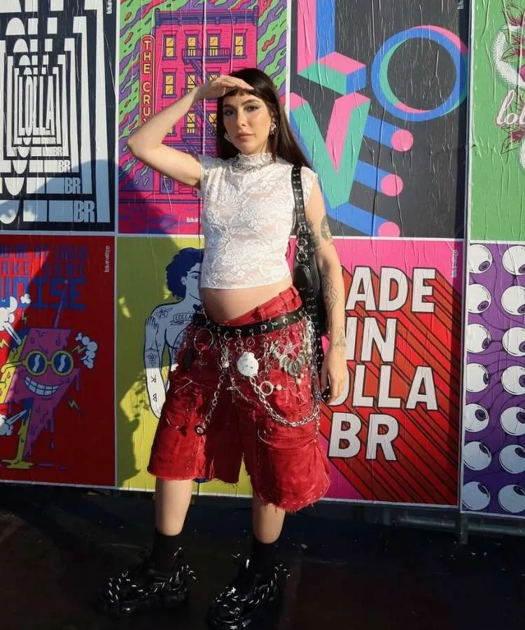 Nath Araujo usou bermuda com cinto de pingentes