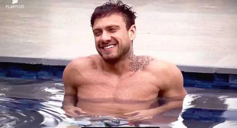 Foto de Vini Buttel na piscina de A Fazenda mostrando sua tatuagem de Mandala