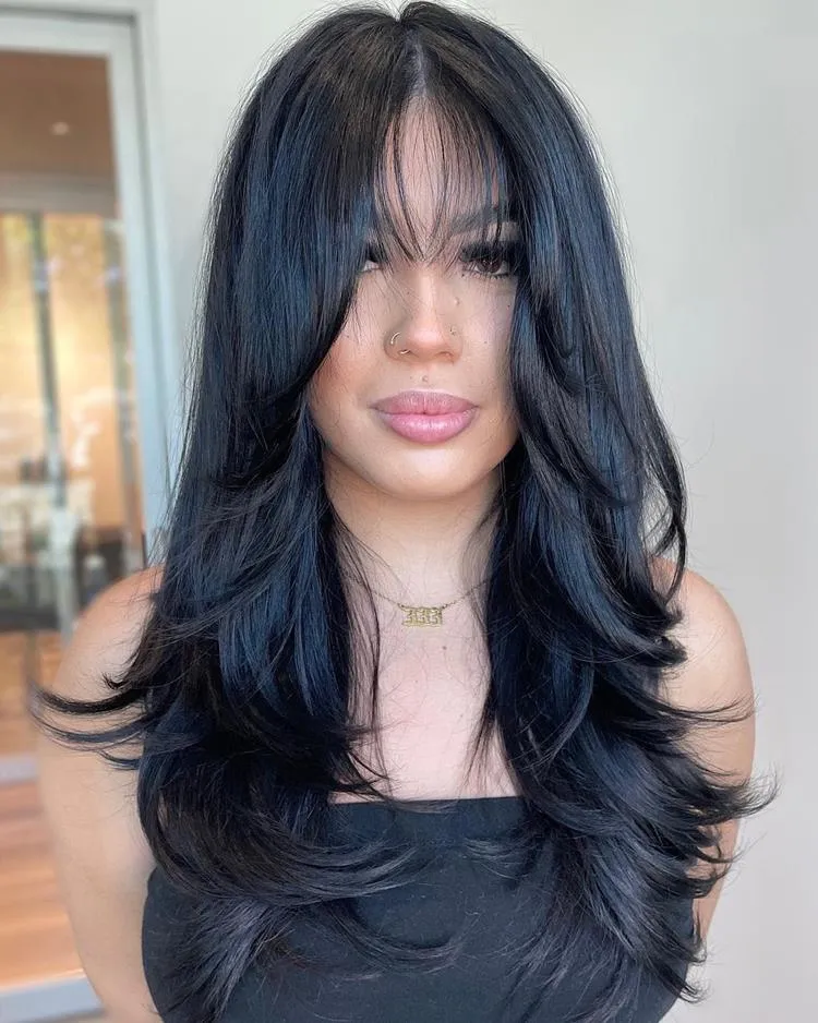mulher de cabelo médio liso castanho e franja média