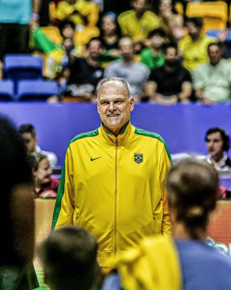 Oscar Schmidt hoje em dia, durante jogo de basquete, usando camisa de frio do Brasil