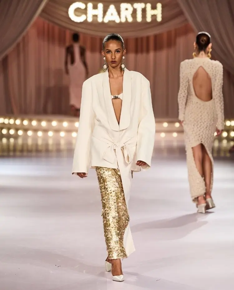 Foto de modelo na passarela durante o desfile da Charth para a coleção "Action"