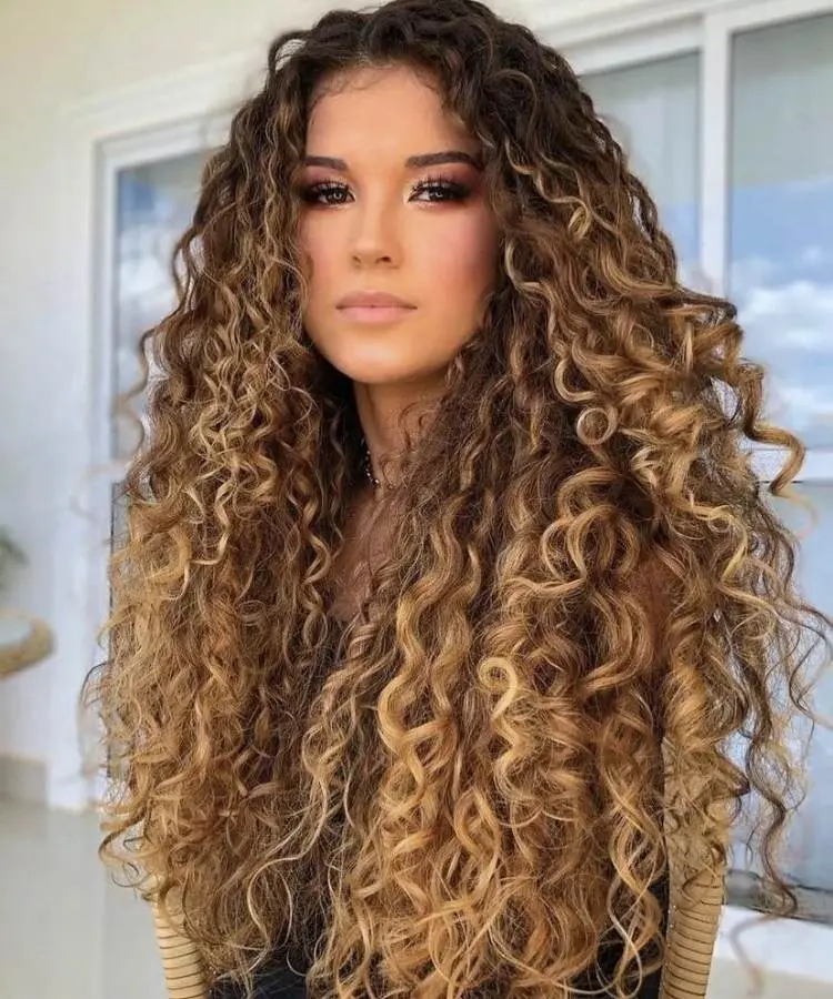Foto mulher cacheada.