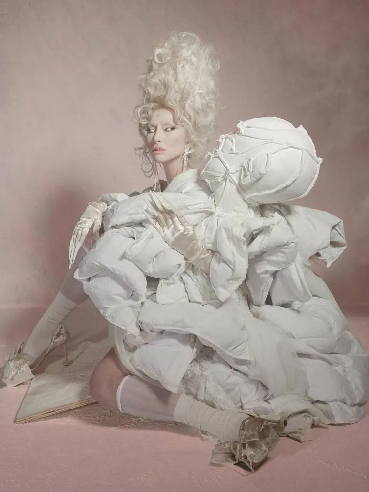 Sabrina Sato, no Halloween da Heidi Klum, fantasiada de sonâmbula e seu namorado imaginário.
