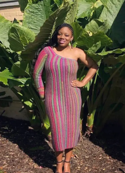 Vestido midi de crochê um ombro só