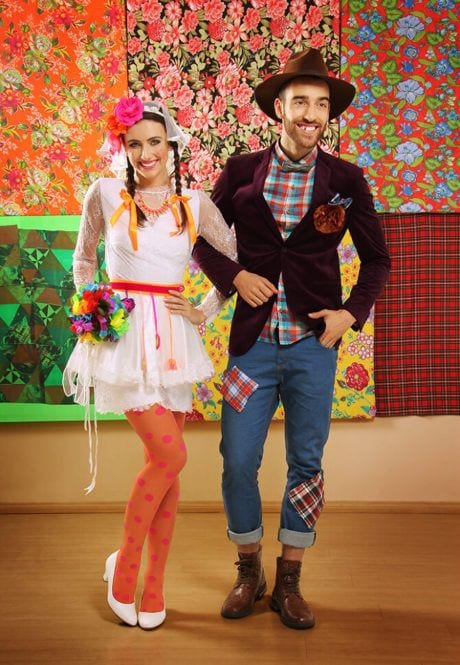 Casal de noivos para festa junina com meia-calça