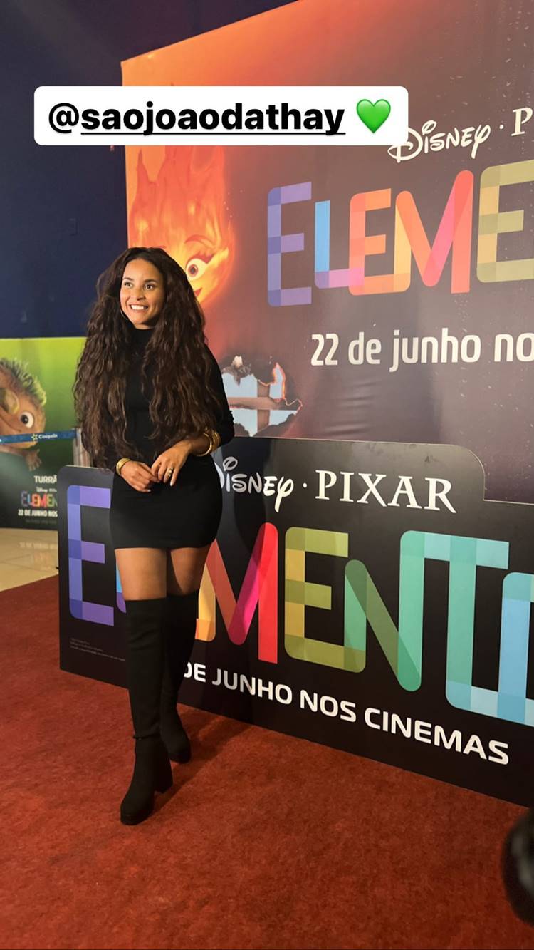 Looks do São João da Thay 2023: Domitila do BBB 23 usando vestido preto curto simples + bota de cano longo preta