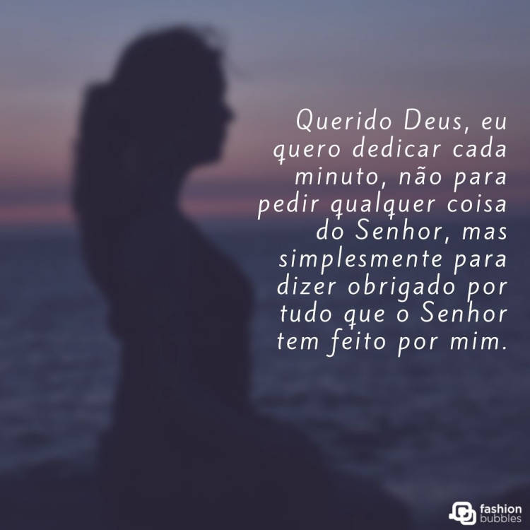 Foto de sombra de mulher na praia e frase "Querido Deus, eu quero dedicar cada minuto, não para pedir qualquer coisa do Senhor, mas simplesmente para dizer obrigado por tudo que o Senhor tem feito por mim."