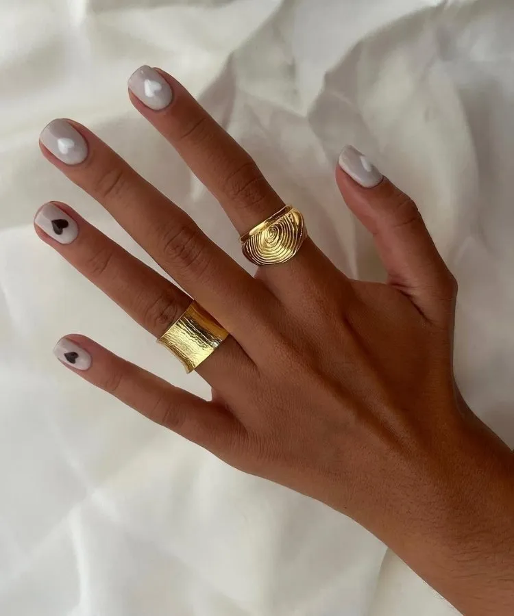 Inspirações de unhas brancas decoradas com corações