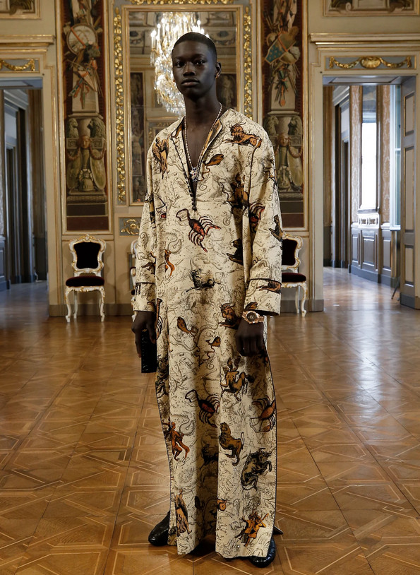 Modelo negro usando caftan comprido com estampa com pegada vintage de escorpião - Túnica longa masculina - Dolce & Gabbana Virtual Modelo negro usando caftan com estampa com pegada vintage de escorpião - Túnica longa masculina