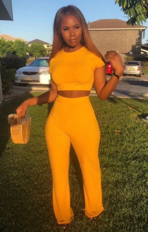 Looks monocromáticos: a malha canelada em cropped e calça ajustadas ao corpo