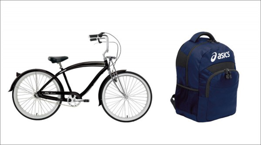 Bicicleta preta e mochila azul escura da Asics