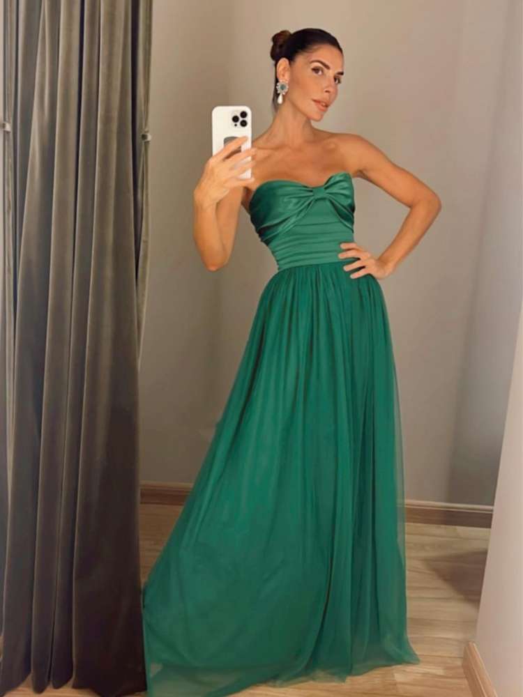 Mulher exibe vestido para casamento