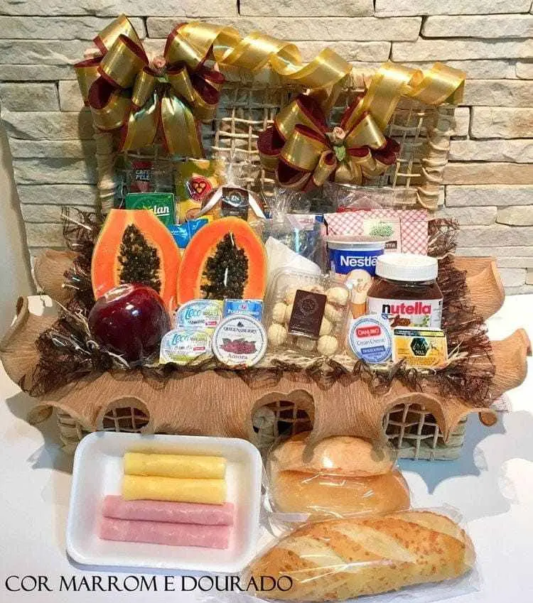 Cesta de café da manhã, dourada e vermelha com pães, frios, frutas e mais 