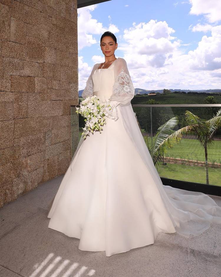 Foto da influenciadora vestida de noiva.