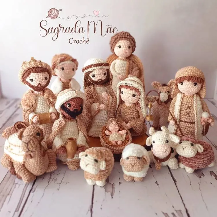 Presépio de crochê com José, Maria, Jesus, Três Reis Magos e animais.