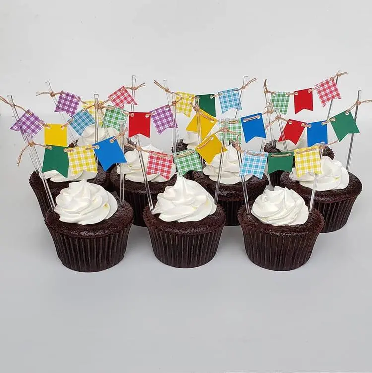 Bolinhos de São João com chantily e varal de bandeirinhas