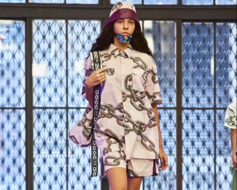 Modelo usa conjunto camisa e bermuda com estampa de correntes - SPFW 25 anos