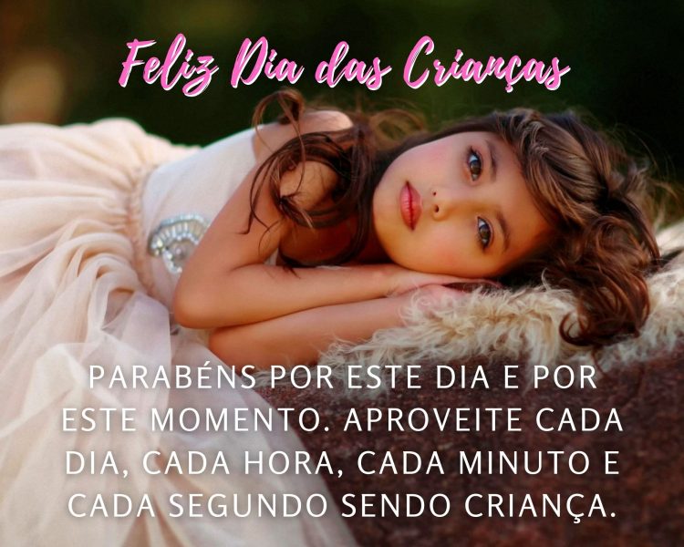 Foto de menina deitada e frase "Parabéns por este dia e por este momento. Aproveite cada dia, cada hora, cada minuto e cada segundo sendo criança."