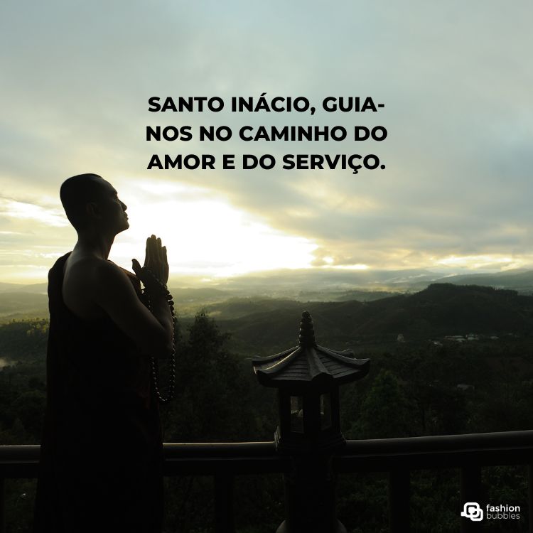 A imagem mostra um monge em silhueta, de perfil, com as mãos unidas em oração, de frente para um nascer ou pôr do sol sobre montanhas. A paisagem tem um céu dramático com nuvens. No canto inferior direito, há um logotipo "fashion bubbles". No topo, texto em português: "SANTO INÁCIO, GUIA-NOS NO CAMINHO DO AMOR E DO SERVIÇO."








