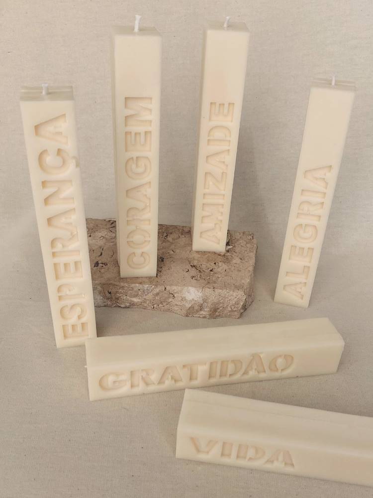Velas em bege com mensagens de gratidão, alegria, esperança, coragem, alegria, vida...