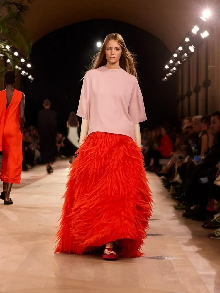 Foto de modelo no desfile da Balenciaga usando saia de plumas, uma das tendências da Semana de Moda de Paris SS26