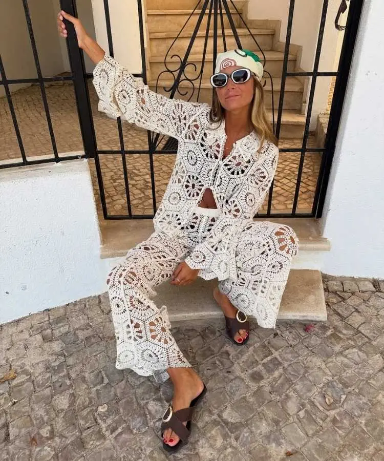 Mulher usando conjunto de renda branca, cor para look de Ano Novo