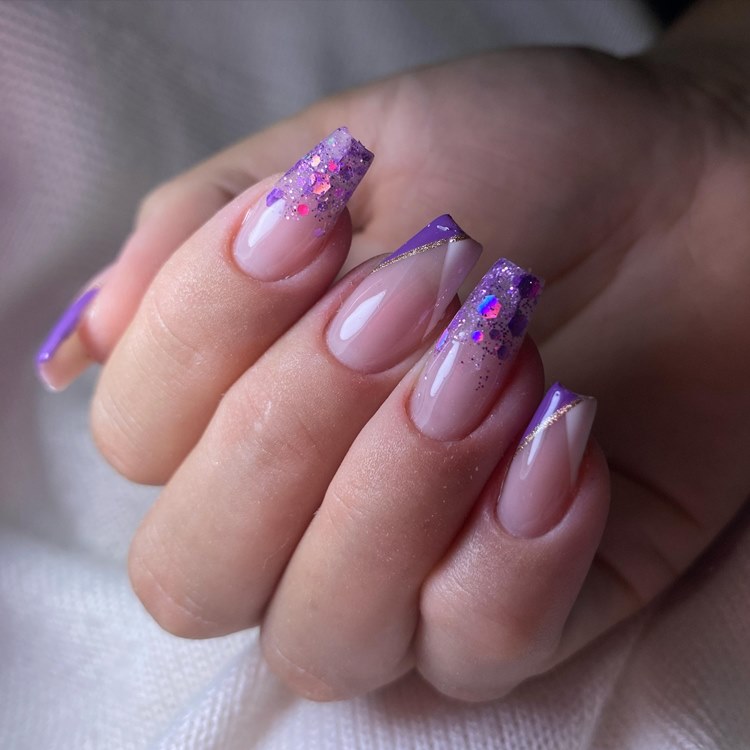 Nail art roxa e branco(formato: bailarina tamanho: grande)