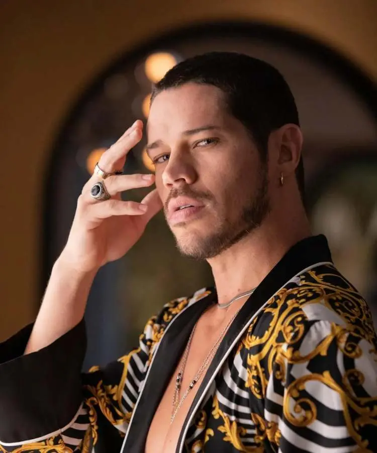 O ator José Loreto posa caracterizado como Lui Lorenzo, protagonista da novela 'Vai na fé' 