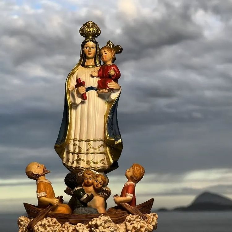 Foto de escultura de Nossa Senhora dos Navegantes na praia