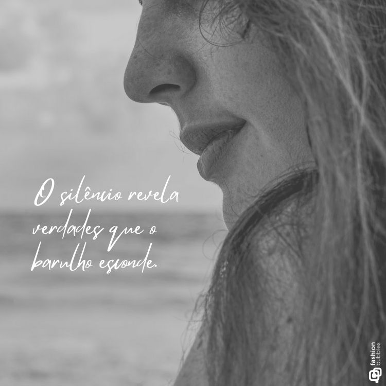 Imagem em preto e branco de perfil feminino com cabelos soltos, olhando para o horizonte no fundo, que mostra o mar e o céu. Texto cursivo diz: “O silêncio revela verdades que o barulho esconde.” Ideal para frases de amor-próprio.