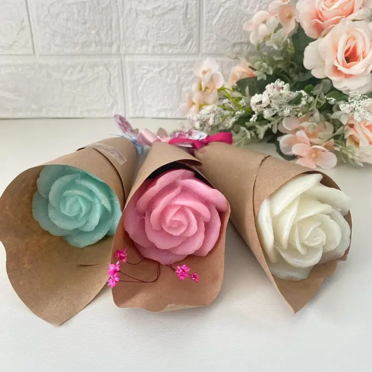 Buquês de sabonete de flor em azul, rosa e branco 