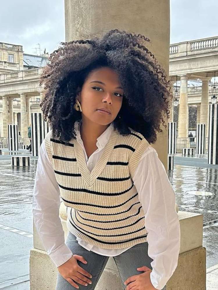 Mulher mostra corte de cabelo 2024
