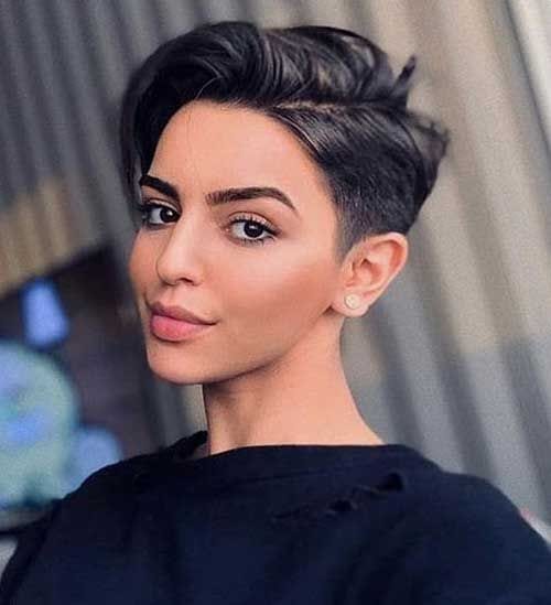 Corte cabelo curto com lateral raspada em mulher