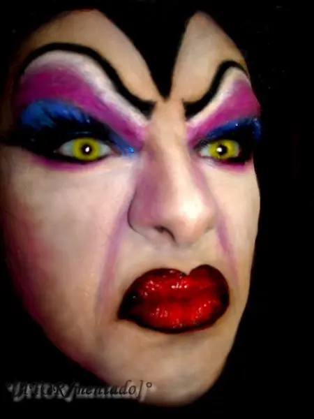 Maquiagem para o Halloween bruxa Homem de pele clara usando maquiagem de sombra azul, rosa e branca, batom vermelho