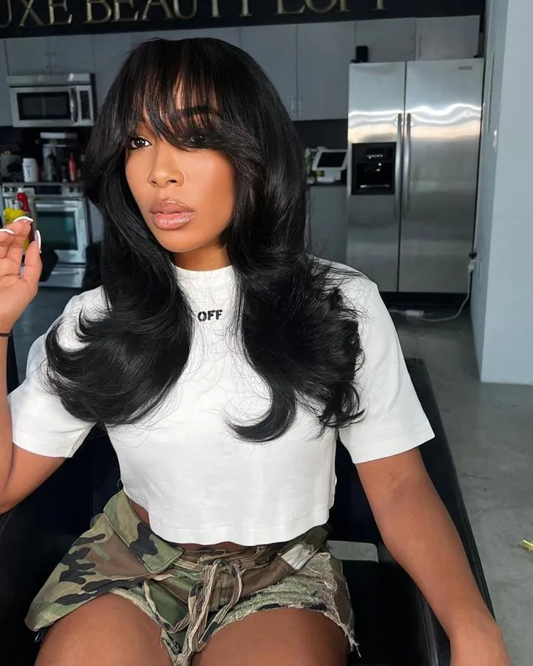 mulher de cabelo médio liso castanho e franja média