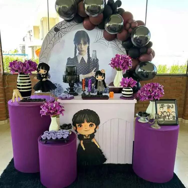 festa Wandinha, decorações em roxo, branco e um pouco de preto
