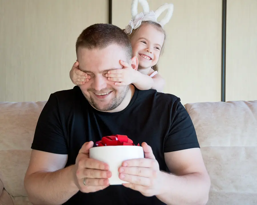 Filha surpreende o pai com uma surpresa